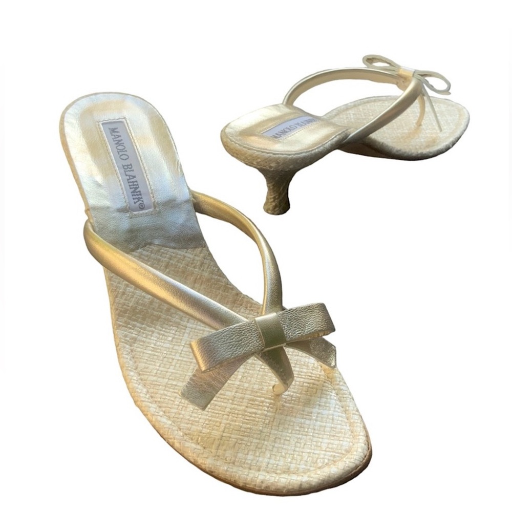MANOLO BLAHNIK Kitten Heels. Metallic Gold. Thong Bow. Breezy Elegance. Petite.